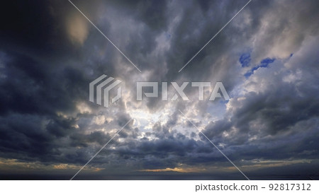 清爽的夏日傍晚天空，多層次的動態雲彩・超廣角・天空為主・220719pm 92817312