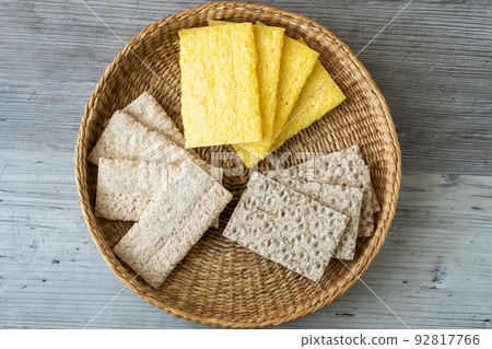 Wholegrain crispbread with sesame seeds 92817766