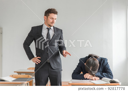上課打瞌睡的高中生和小心翼翼的老師 92817778