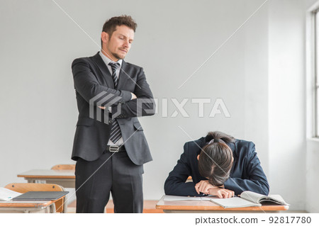 上課打瞌睡的高中生和小心翼翼的老師 92817780