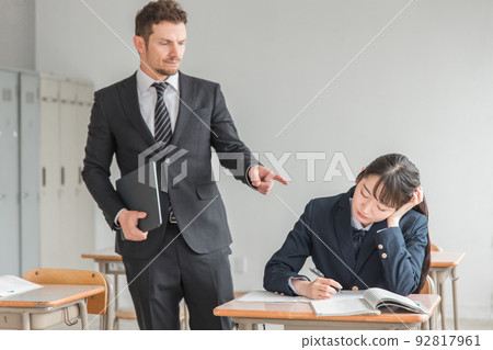 上課打瞌睡的高中生和小心翼翼的老師 92817961