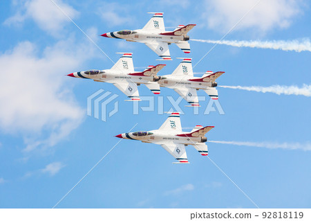美國空軍雷鳥特技飛行在千歲空軍基地 92818119