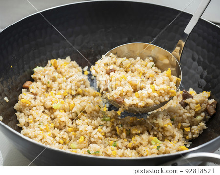Fry fried rice in an iron wok Fry fried rice in an iron wok 92818521