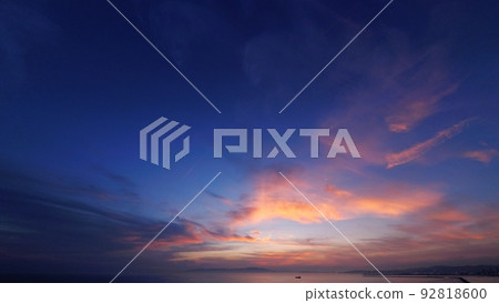 Summer evening sky with high clouds at sunset・Super wide angle・Sky mainly・220720pm Summer evening sky with high clouds at sunset・Super wide angle・Sky mainly・220720pm 92818600