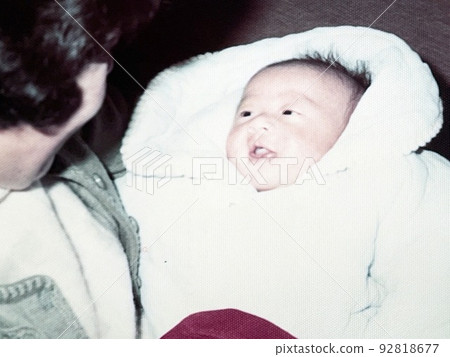 1970年代的日本，一個0歲的女孩被奶奶抱 92818677