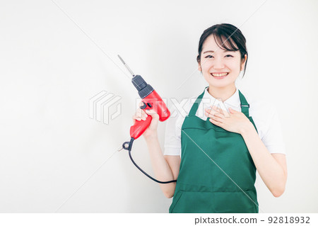 Japanese woman in an apron doing DIY (home center) Japanese woman in an apron doing DIY (home center) 92818932