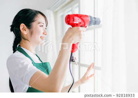Japanese woman in an apron to DIY (reform/renovation) Japanese woman in an apron to DIY (reform/renovation) 92818933