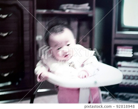 Showa 50's With a baby walking with a walker Showa 50's With a baby walking with a walker 92818948