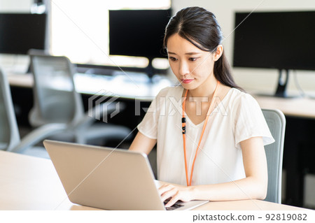 businesswoman at work in the office businesswoman at work in the office 92819082