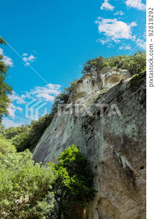 藍天和岩石牆壁 藍天和岩石牆壁 92819292
