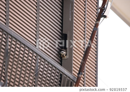 八哥在空房子裡築巢 92819337