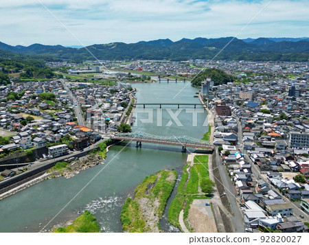 貫穿日田市的築後川鳥瞰圖 92820027