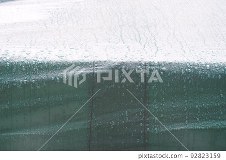 帳篷屋頂上的雨滴 92823159