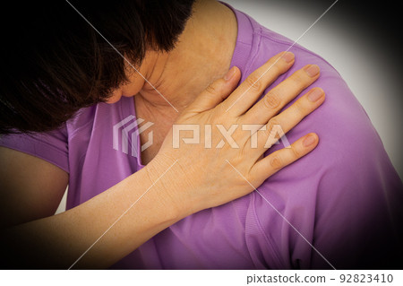 患有肩膀僵硬的中年婦女 92823410