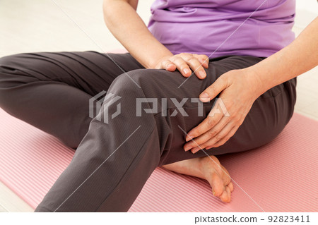 遭受大腿肌肉痛苦的中間婦女 92823411