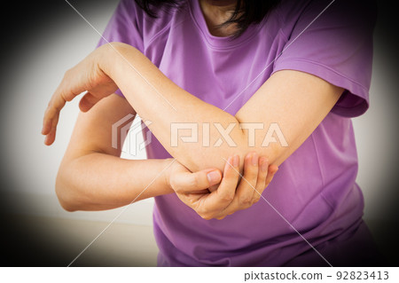 患有肘部疼痛的中年婦女 92823413