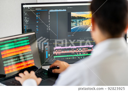 Video / Video Creator Male Laptop Audio Editing Audio Editing Noise Reduction Video / Video Creator Male Laptop Audio Editing Audio Editing Noise Reduction 92823925