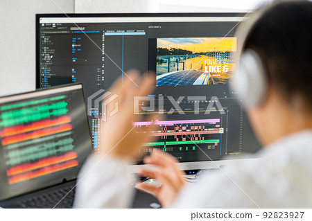 Video / Video Creator Male Laptop Audio Editing Audio Editing Noise Removal Headphones 92823927