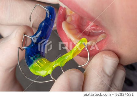 Plate for the lower teeth, orthodontic and plate for the teeth of the lower jaw. 92824551