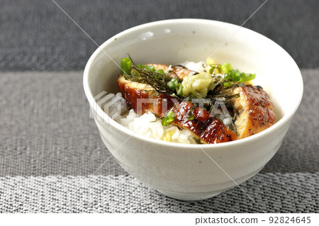 大蔥、紫菜絲、鰻魚湯加芥末茶泡 92824645