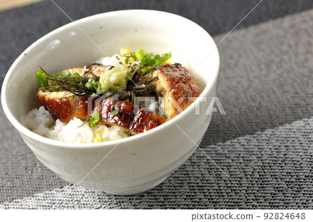Green onion, shredded nori seaweed, eel dashi chazuke with wasabi 92824648