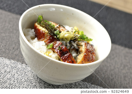 Green onion, shredded nori seaweed, eel dashi chazuke with wasabi Green onion, shredded nori seaweed, eel dashi chazuke with wasabi 92824649