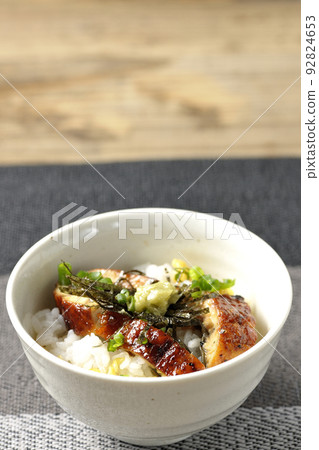 大蔥、紫菜絲、鰻魚湯加芥末茶泡 92824653