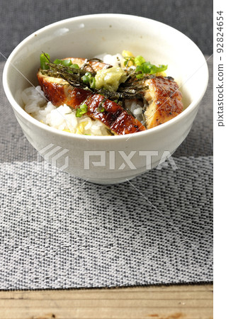 Green onion, shredded nori seaweed, eel dashi chazuke with wasabi Green onion, shredded nori seaweed, eel dashi chazuke with wasabi 92824654