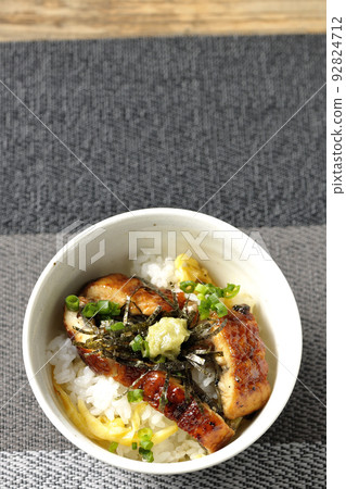 用大蔥、切碎的海藻和芥末鳥瞰鰻魚大石茶泡 用大蔥、切碎的海藻和芥末鳥瞰鰻魚大石茶泡 92824712