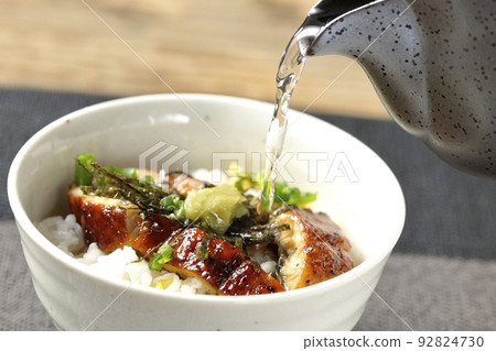 Green onion, shredded nori seaweed, eel dashi chazuke with wasabi Green onion, shredded nori seaweed, eel dashi chazuke with wasabi 92824730