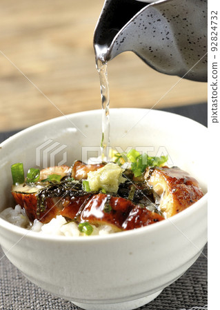 大蔥、紫菜絲、鰻魚湯加芥末茶泡 大蔥、紫菜絲、鰻魚湯加芥末茶泡 92824732