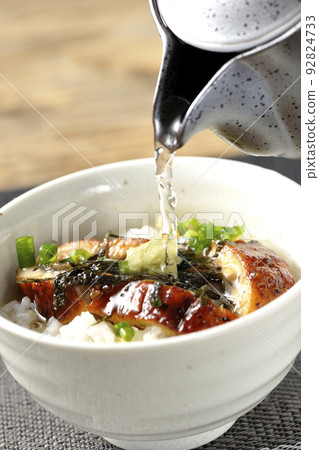 大蔥、紫菜絲、鰻魚湯加芥末茶泡 92824733