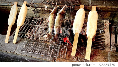 Gohei mochi and yamame trout grilled in the hearth 92825170