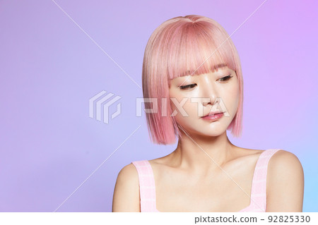 粉紅色頭髮的年輕女子的美麗肖像 粉紅色頭髮的年輕女子的美麗肖像 92825330