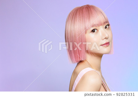 粉紅色頭髮的年輕女子的美麗肖像 92825331