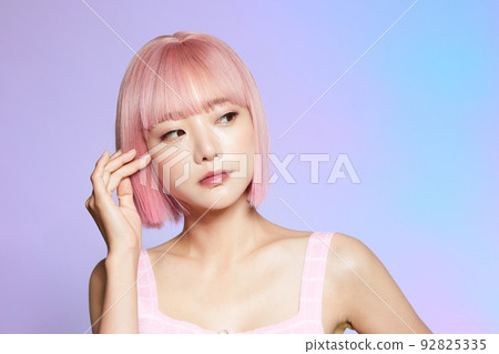 粉紅色頭髮的年輕女子的美麗肖像 粉紅色頭髮的年輕女子的美麗肖像 92825335