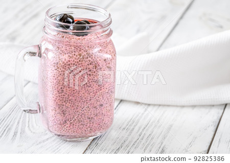 Cherry chia pudding 92825386