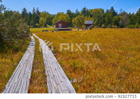 從北面看福島縣小瀨沼湖北岸的沼尻休息區 92827715