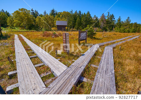 從福島縣尾瀨湖北岸的沼尻休息區到三平下和尾瀨原的木板路。 92827717