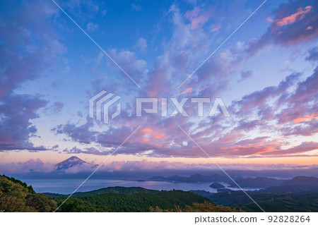 (Shizuoka Prefecture) Mt. Fuji over Suruga Bay where the deep-sea drilling vessel "Chikyu" floats (Shizuoka Prefecture) Mt. Fuji over Suruga Bay where the deep-sea drilling vessel "Chikyu" floats 92828264