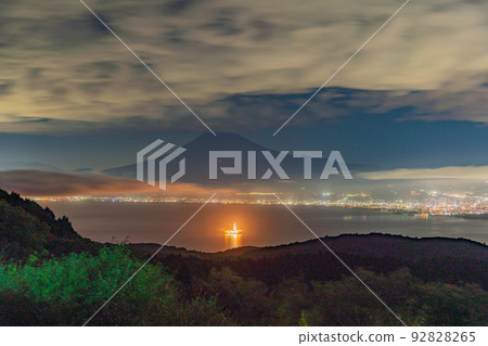 (Shizuoka Prefecture) Mt. Fuji over Suruga Bay where the deep-sea drilling vessel "Chikyu" floats (Shizuoka Prefecture) Mt. Fuji over Suruga Bay where the deep-sea drilling vessel "Chikyu" floats 92828265