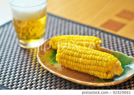 玉米和啤酒 92829081