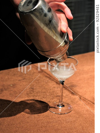 調酒師巧妙調製雞尾酒的場景 調酒師巧妙調製雞尾酒的場景 92829481