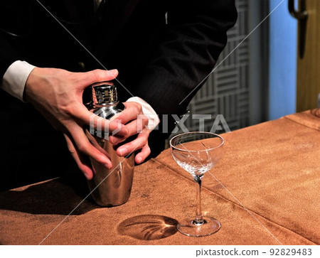 A scene where the bartender skillfully makes cocktails A scene where the bartender skillfully makes cocktails 92829483