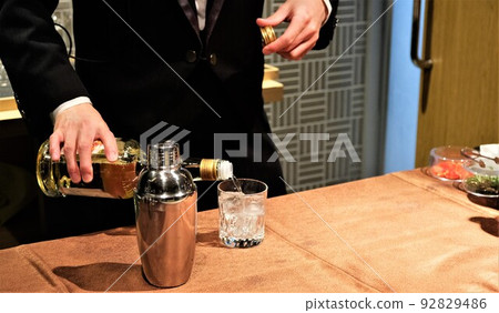 A scene where the bartender skillfully makes cocktails A scene where the bartender skillfully makes cocktails 92829486
