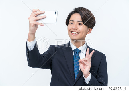 自拍的年輕商人 92829844