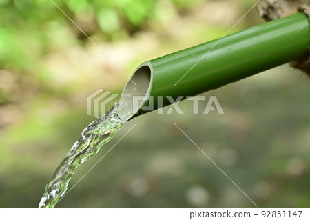 從竹管中倒出的水 從竹管中倒出的水 92831147