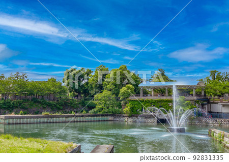 京都琵琶湖運河噴泉和河流藍天 92831335
