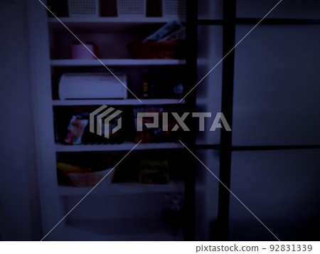 黑暗的櫥櫃 92831339