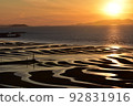 Ripples on Okoshiki Beach (Kumamoto Prefecture) shining in the setting sun 92831916
